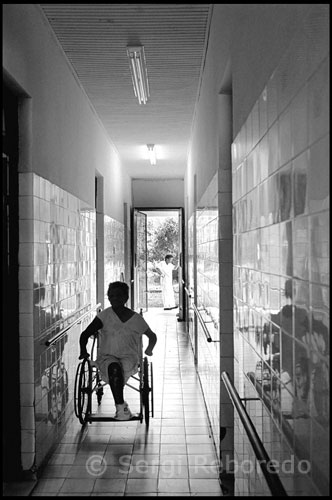 Hospital Dom Rodrigo José de Menezes. Salvador de Bahia.  El Director del centro no sabe cuántas personas hay internas.  Antiguos pacientes cuyas familias no existen o no se hacen cargo de ellos o no tienen recursos necesarios.  Comen, duermen, reciben medicación. En este estudio se evaluó el efecto protector contra la lepra de la vacunación con BCG mediante un estudio de casos y controles. Se seleccionaron 97 pacientes menores de 16 años diagnosticados de lepra (casos) y 385 personas sanas (controles), que se aparearon según el sexo, la edad, el lugar de residencia y el tipo de contacto (intra o extradomiciliario). Los casos se seleccionaron de un registro activo de pacientes de lepra y de una serie de casos de lepra incidentes atendidos en 50 centros de la ciudad de Sao Paulo, Brasil. Para estimar el efecto protector del BCG, se compararon las prevalencias de cicatrices del BCG de los casos y controles. La presencia de una o más cicatrices se asoció con una eficacia protectora estimada de 90 por ciento (intervalo de confianza de 95 por ciento: 78 por ciento-96 por ciento). El análisis estratificado por grupos de edad, sexo, nivel socioeconómico y forma clínica de la lepra no puso de manifiesto diferencias importantes de protección de la vacuna. Se analiza el significado de estos hallazgos y la pertinencia de utilizar el BCG en los programas del control de la lepra