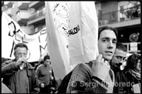 Casi un centenar de ''okupas'' protestan por el derribo de ''El Palomar'' en Barcelona  Barcelona. (EFE).- Casi un centenar de jóvenes se han concentrado esta mañana frente a la antigua casa de "El Palomar", en el barrio de Sant Andreu de Barcelona, para protestar por su desalojo policial y el posterior derribo del inmueble por orden del Ayuntamiento.  Los concentrados han recogido restos de la demolición del edificio y los han trasladado en carritos de supermercado hasta la sede del distrito del barrio, donde los han dejado en el centro de la plaza frente a un grupo de efectivos de la guardia urbana.  Un miembro de la asamblea de "okupas", Albert Martinez, ha explicado que este acto de protesta pretendía "simbolizar nuestra protesta por el derribo", puesto que "el interés del ayuntamiento apareció a partir del proyecto especulativo de la constructora".  Para los "okupas", los intereses económicos han prevalecido sobre los intereses sociales, ya que, según el mismo portavoz, "el ayuntamiento ha dicho que esto es una actuación para beneficiar un bien público, la ampliación del vial, y basta con ver el cartel de promoción de pisos que hay puesto en el mismo solar".  Martínez ha advertido que "los espacios alternativos como El Palomar, que organizan actividades que no tienen cabida en los espacios institucionales, van a seguir existiendo a pesar de la intención de la administración de echarnos de los que estamos ocupando". "Las respuestas a los desalojos son nuevas ocupaciones y por los tanto es un pez que se come la cola", ha añadido.  Esta antigua fabrica ahora propiedad del ayuntamiento de la ciudad había sido "okupada" hace cinco años y precisamente este fin de semana los jóvenes "okupas" tenían previsto celebrar el quinto aniversario de su llegada al edificio.