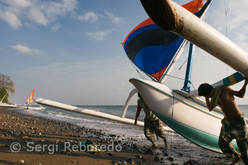 Trapped between heaven and earth, Amed beach consist of villages stretching along the coast from Amed to the eastern tip of Bali called Selat, the place for those who love to uncover what lies beneath the ocean. Fruit plantations on the east side, bright colored fisherman boats on the shore, with that sight of running, endless horizon will definitely calm your body and soul in the deep embrace of Mother Nature. Where else can you enjoy the sunrise on a black sandy beach before taking a dive or snorkel at world-class diving spots, discover the wrecked US Liberty Navy Vessels from World War II, and then still have the stunning view of Gunung Agung to awe over? Approximately a 1.5 hour drive from the Kuta-Legian area, Amed beach and the East Coast area have grown very fast over the past years. Many good hotels and restaurants are now available to pamper you on your holiday. For instance the “Mimpi Boutique Resort Dive Centers and Spa”, this Bali styled resort is for those dive enthusiasts located at the Tulamben, the northeastern coast of Bali. Alternatively you can try the Hotel Uyah with its unique facilities, which are built to save energy. They use a local-made solar heater, refill water in mineral water bottles to limit the plastic waste. Support the locals who are selling their salts and you can even have an A to Z explanation by the trained friendly staff on traditional salt-making. Everything you want to know about traditional salt-making and more will be imparted to you this easily. Interesting indeed!