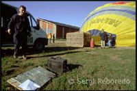 Probablemente unos de los más impresionante e inolvidable vuelo que se pueda realizar en la vida : una travesía en globo por encima de los picos nevados del Pirineo, terminando por el sobrevuelo de la Cataluña Central antes de aterrizar. Es un espectáculo de largo recorrido que dura unas 3 horas. Subiremos a varias alturas para buscar los vientos adecuados, entre 2.000 y 4.000 metros, pero tambien volaremos a baja altura para contemplar la naturaleza silvestre. Además, durante el vuelo el piloto os explicará las bases de navegación aérea, el uso de un GPS, la radiocomunicación, con el motivo de haceros participar al viaje. Se aprochevará del viaje para comer y hidratarse durante el paseo. La verdad, este vuelo es una aventura total !Probablemente unos de los más impresionante e inolvidable vuelo que se pueda realizar en la vida : una travesía en globo por encima de los picos nevados del Pirineo, terminando por el sobrevuelo de la Cataluña Central antes de aterrizar. Es un espectáculo de largo recorrido que dura unas 3 horas. Subiremos a varias alturas para buscar los vientos adecuados, entre 2.000 y 4.000 metros, pero tambien volaremos a baja altura para contemplar la naturaleza silvestre. Además, durante el vuelo el piloto os explicará las bases de navegación aérea, el uso de un GPS, la radiocomunicación, con el motivo de haceros participar al viaje. Se aprochevará del viaje para comer y hidratarse durante el paseo. La verdad, este vuelo es una aventura total !