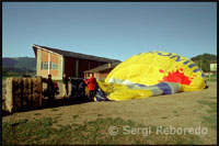 Descripción de la actividad : La actividad empieza al amanecer con la recogida de los pasajeros en el punto de encuentro. Nos trasladamos al sitio de salida del globo. A continuación, y si lo desean, los pasajeros pueden colaborar en los preparativos : el montaje y luego el hinchado del globo. En seguida, despegamos para un vuelo de unas 3 horas. El rumbo nos lo marca el viento procediente de Norte. Además de disfrutar del impresionante panorama montañoso, aprovechamos del viaje para comer y beber. Finalizamos el paseo con el aterrizaje, la recogida del globo y de su tripulación por el equipo de rescate. Una vez de pies a tierra, nos vamos a una masía de la zona, para celebrar la experiencia en un almuerzo típico Catalán. Finalmente, brindamos con Cava y entregamos a cada pasajero un diploma personalizado firmado por el propio piloto del globo, antes de regresar en 4x4.