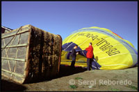 The starting point for cross-country flight is located a few miles from the Franco-Spanish border, in the Cerdanya. Depending on weather conditions, then prepare a suitable take-off point within the region to optimize the balloon flight. Location: the Cerdanya is located in the Catalan Pyrenees, on the border with France. The mountain range is formed by the Sierra del Cadi (western half), the Serra del Moixerò and other eastern massifs. Meeting Point: Hotel cafeteria BON REPOS in Bellver de Cerdanya. Coming by car: 150 km / 2 hours from Barcelona. 70 km / 1 hour from Andorra. 140 km / 2h30 from Girona. 170 km / 2h30 from Lleida. 90 km / 1h from Manresa. 110 km / 1h40 from Perpignan.