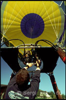 Hot air ballooning over La Cerdanya. We left depending on the wind direction or Bellver Puigcerdà ... We flew over La Cerdanya, contemplating its beauty, its villages and mountains that surround us at all times: Cadi and Pyrenees (Tossa d'Alp, Puigllançada, Puigmal ...) On clear days you can see Montserrat, behind the Cadi. Having already touched down, keep the ball and we will lunch at a traditional Catalan farmhouse restaurant that will serve cold cuts, sausages, and bread with tomato. And finally cava and flight certificate delivery. It ends the day at the exit point.