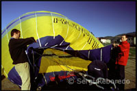 Our balloon flight has its starting point in the center of this valley, allowing contemplate, among other attractions, the French Pyrenees, the Sierra del Cadi, the Canigou, the ski slopes of Masella and La Molina, reaching the 2,000 meters. With flying low over the green meadows and the river Segre, discovered characteristic villages of the region, as Prats de Cerdanya, Das, Sanavastre, All, Mosoll or Puigcerdà.