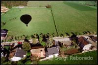 The Cerdanya, Pyrenees region, is surrounded by high mountains, such as Puigmal Puigpedrós. Our balloon flights have their starting point in the center of this valley, allowing us to consider, among other attractions, the French Pyrenees, the Sierra del Cadi, the Canigou, the ski slopes of Masella and La Molina, reaching 2,000 meters high. With flying low over the green meadows and the river Segre, discover typical villages of the region, as Prats de Cerdanya, Das, Sanavastre, All, Mosoll or Puigcerdà. Equipment must wear appropriate clothing for the time flies (summer or winter) and comfortable shoes. It is also advisable to protect your head with a cap or a hat. Hours flew early in the morning in summer, at 7.30, and in winter, at 8.30. It flies at this time because that's when atmospheric conditions are more favorable. Lunch A vehicle awaits us at the landing to lead us to the farmhouse to enjoy a brunch and where diplomas are delivered flight. After brings us back to the tee.