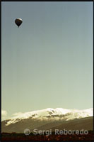 Depending on the wind our journey will take us to some place or other. Whatever the case and go to where we go, the view from the balloon will be impressive landscapes appear before our eyes as fascinating as the Sierra del Cadi, Pedraforca, the Port del Compte ... We fly over the Pyrenees! This is a form of intense ballooning, a fantastic option for enjoying nature in its purest form, to behold the beauty of the landscape, to fly over the Pyrenees ... A balloon flight by adventurers, for those of you as you want to experience the amazing feeling of making a balloon flight in 4000 m. tall. Regions where we do the cross-country flight: La Cerdanya / culd / Alt Urgell. In any case, we are open to proposals for more adventurous travelers!