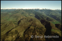 Balloon flight between the Pyrenees and the Sierra del Cadi (from Bellver de Cerdanya) - Lleida be taking off the center of this wide valley of the Pyrenees, enjoying the privileged view of the French Pyrenees on one side, the Sierra del Cadi on the other , the slopes of La Masella and La Molina and the Canigou. Occasionally reaching the 2,000 m high and continuing to a skimming low over the green meadows with their cattle and horses, the river Segre and typical villages of stone like Prats, Pi, All, Nas, Prullans or same Puigcerdà. Meeting point Hotel Bon Repos - Bellver de Cerdanya (Lleida) An ideal place to stay overnight the night before if you want so early ...