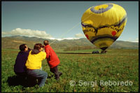 MANEL GUTIERREZ. El vuelo de travesía es una modalidad de vuelo en globo diferente; se trata de la aventura de hacer un vuelo en globo consiguiendo cotas de hasta 4.000 m de altitud! El vuelo de travesía, tal y como su nombre indica, permite hacer un recorrido mucho más largo y, por supuesto, mucho más intenso. La aventura del vuelo de travesía dura unas 2 o 3 horas; tiempo que nos permitirá elevarnos hasta unos 4.000 m de altitud y sobrevolar una gran extensión de montañas y valles. Esta modalidad de vuelo en globo se lleva a cabo, generalmente, durante los meses de invierno, cuando se dan las mejores condiciones meteorológicas para realizar el vuelo de travesía. La aventura puede empezar en diferentes puntos del Pirineu. Salimos desde la Seu de Urgell, de la Cerdaña o del Pallars Sobirà y no sabemos con exactitud donde acabará. Dependiendo del viento nuestro viaje nos llevará hacia unos lugares u otros. Sea como sea y vayamos donde vayamos, las vistas desde el globo serán impresionantes: bajo nuestros ojos aparecerán parajes tan emblemáticos como la Sierra del Cadí, la montaña del Pedraforca, la sierra del Port del Comte… ¡Sobrevolaremos el Pirineo Catalán! 