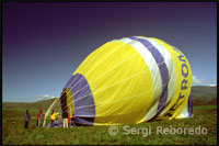 Esta es una modalidad de vuelo en globo muy intensa, una opción fantástica para disfrutar de la naturaleza en su estado más puro, para contemplar la belleza del paisaje, para sobrevolar los Pirineos… Un vuelo en globo para aventureros, para aquellos de vosotros que queráis experimentar la increíble sensación de hacer un vuelo en globo a 4.000 m de altitud.