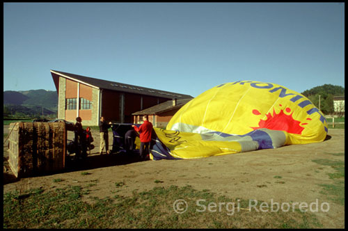 Equipo Si queremos realizar la travesía en invierno deberemos ir equipados con ropa de abrigo y guantes ya que las temperaturas en el aire son aún más bajas y a ello hay que sumarle la poca movilidad que se tiene en la cesta del globo.  Flora Las partes más altas, a partir de 2000 metros están cubiertas de prados alpinos. En altitudes inferiores encontramos bosques de pino negro y en las laderas norte de las cordilleras bosques de abetos. Las comunidades vegetales más interesantes son quizás las que crecen en las pedrizas, donde se amontonan piedras desprendidas de los altos; aquí, entre las piedras, las plantas han de adaptarse a la falta de humedad, al corrimiento de los peñascos y a las bajas temperaturas.  