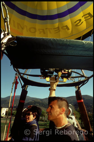 The morning is sunny, not a cloud looming over the horizon. We deploy fabrics in a field next and propane burners begin to flood the interior of these hot air. Slowly the huge yellow ball is taking shape to fill of 9,000 cubic meters of air that can fit inside, while the basket starts moving as if in a hurry to start flying. Untie the ends of the cords that bind us to the ground firmly and gently began to rise. A slight tingling fills your soul as if to trasmitirte you are living an amazing experience and it will live inside you forever. The wind is soft and flew with the same grandeur as do the golden eagles not far from where we are.