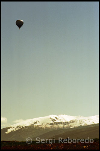 Duración del vuelo Además de los vuelos normales sobre la zona de la Cerdaña (1 hora y media) Kon-Tiki ofrece posibilidad de realizar una travesía por todo el Pirineo sobrevolando las zonas del Cadi, Pedraforca y en ocasiones el Puigmal y el Canigó. Son vuelos de 3 horas en los que se puede llegar a volar entre 3000 y 5000 metros de altitud y recorrer distancias de entre 40 y 150 Km, y que por las condiciones climáticas solamente se realizan en invierno.  Equipo Si queremos realizar la travesía en invierno deberemos ir equipados con ropa de abrigo y guantes ya que las temperaturas en el aire son aún más bajas y a ello hay que sumarle la poca movilidad que se tiene en la cesta del globo. 