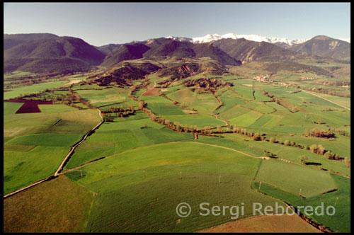 We are at 2200 meters altitude and move at a maximum speed of 16 kilometers per hour towards Puigcerdà. The sun shines directly overhead and the shadow of the 25 meters that measure globe fabrics black color paints the mountains and valleys we passed. The peace and tranquility that is perceived from the balloon contrasts sharply with the intense emotions that live in the mountains where surely some skiers take advantage of the last snow of the season. It has been almost one and a half and it's time to land. I have no desire to go down, I swear I would for hours imitating the flight of birds in the sky poetic. We started to lose altitude slowly, without haste. A spring green meadow in the vicinity of Sanavastre is the landing stage. The basket hit softly on the grass. All over. The dream is gone in a few moments. Now all that remains is the memory of the photos to immortalize the experience.