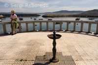 A visitor to the promenade A Cross. Muxía.