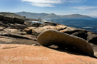 The two Cadrís Pedra, which according to Christian legend symbolize the sailing of the vessel in which the Virgin appeared, shaped like a kidney or hip bone, as you look, and she attributed healing properties for kidney pains, rheumatism, etc.