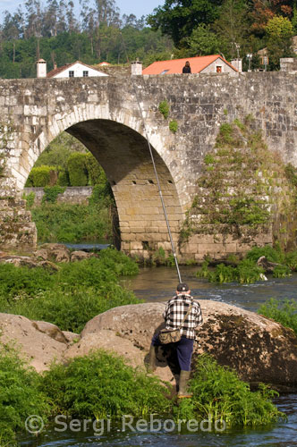 Ponte Maceira Tambre in Rio, the most significant bridge across the road. This is a beautiful building of the late fourteenth century, rebuilt in the eighteenth century, which for centuries was very important in communications between Santiago and Finisterre land.