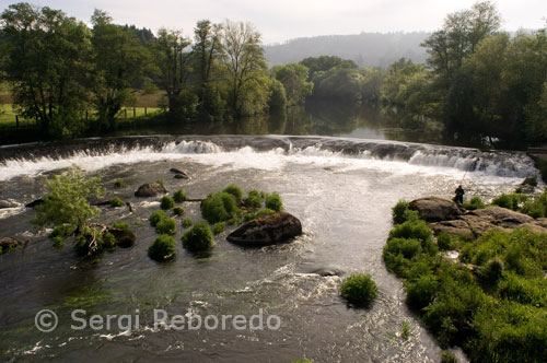 A fisherman on the River as it passes through Tambre Ponte Maceira.