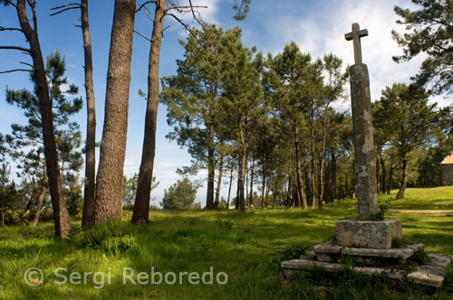 Cruceiro on the road between Cee and Fisterra in the third stage of the Way of Fisterra-Muxia.