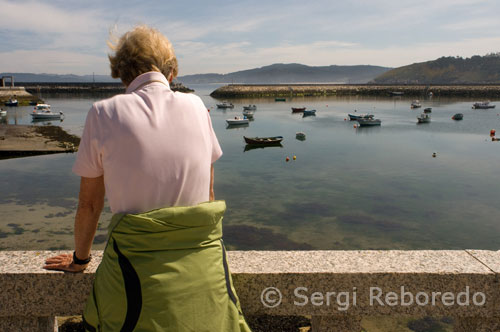 A visitor to the promenade A Cross. Muxía.