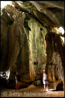 Tourists at the entrance Cudugman Cave, where some are still preserved bones of pirates with approximately the area before. Palawan.