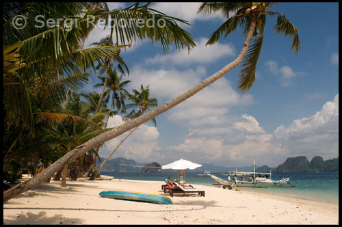 Palawan has a hot and humid tropical climate ideal for sunbathing and water sports. The pleasant dry season runs from March to early June, and this is also the high season. The rainy season runs from June to September. Visitor services. Palawan has good facilities for visitors, and English is widely spoken on the islands. Many luxurious resorts, lodges and hotels in Palawan are located next to the white-sand beaches, providing breathtaking sea views. In the restaurants in Palawan you can taste freshly caught seafood, local specialties, as well as some international dishes. 