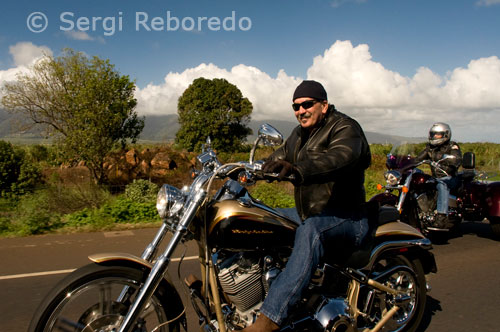 Bikers on the road from Kahului to Kihei. Maui. On Hawaii flag on July 31 was called Flag Day in Hawaii by Governor John D. Waihee III, the first governor of Hawaiian ancestry on statehood. Annual celebrations allow Hawaiian residents celebrate the complex meanings represented in this historic symbol. The song of Ka Hae Hawaii (excerpt) O 'oe e ka ho'i nei Hae and welo You are the flag waving Hanohano Ka pua o Hawai'i and The Sign dignified Ua kau Hawaii and Kamehameha nui mai ia Determined by Kamehameha the Great I Ihe i ka ka lima, a me ka pu Ikaika, with a spear in his hand and with his strength e welo 'oe ma Hawai'i Ni'ihau and Ho'omalu me pu Ondee you from Hawai'i to Ni'ihau and protect Malo iho kou mau or eheu, Under its wings open E ikea'i ka Maluhia o Hawai'i nei, which is known Hawai'i peacefully E kona pu Maka'ainana mo'i to their king and for his people. The Hawaiian flag, flying high over 180 years, remains a symbol of pride and distinction. As a symbol of the state of Hawaii and a marker for the Hawaiian Nation (Ka Lahui Hawaii), the Hawaiian flag unites all ethnic groups (ethnicities) and their traditions, they choose to call home these wonderful islands.