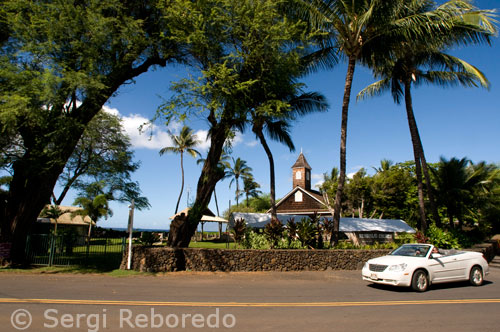 Kalaeala’i Congregational Church. Malena. Maui. Bandera Hawaiana  La cultura hawaiana es conocida por su característica de incorporar simbolismos profundamente arraigados y significados múltiples. Ka Hae Hawaii, o la bandera de Hawaii, no es una excepción. Ka Hae Hawaii es una representación preciosa y simbólica de las muchas facetas de la historia rica y extraordinaria de Hawaii. La bandera hawaiana simboliza el Reino de Hawaii, la República de Hawaii, su posición previa como territorio y su posición actual como miembro de los Estados Unidos. Siendo una de las banderas más viejas todavía en uso, la bandera hawaiana vuela orgullosamente en muchas ubicaciones a través de las islas, inclusive en numerosos edificios del gobierno, escuelas y casas particulares. La historia de la bandera de Hawaii La historia de cómo se concibió la bandera hawaiana es muy interesante. Aunque los historiadores no puedan convenir en los detalles exactos, se sabe que Kamehameha el Grande (Kamehameha I) fue responsable de su concepción. Podemos entender mejor los significados detrás de la bandera hawaiana aprendiendo un poco acerca del Rey que supervisó su creación. Kamehameha I gobernó exitosamente, creando una sola nación soberana y asegurando el reconocimiento desde los mayores poderes mundiales. Antes de que el Rey Kamehameha I gobierne, las islas individuales eran gobernadas por distintos jefes. El rey Kamehameha I fue un guerrero hábil con la idea de con conquistar y unir las ocho mayores islas hawaianas. El Rey fue un gobernante decidido, dedicado a proteger el bienestar y la soberanía de su pueblo. El no permitió a los extranjeros intervenir en la política de las islas, pero jugó muy bien el papel de embajador y se esforzó por forjar las relaciones pacíficas y las alianzas armoniosas. Su habilidad para ser un símbolo de buena voluntad ayudó a las islas hawaianas a llegar a ser un centro importante para la industria – durante su reinado, el comercio de pieles, el sándalo, la exportación de café y piña (ananá) fue, sin dudas, un buen comienzo. Las relaciones con Gran Bretaña – y la posición de ésa nación como un protectorado – fueron muy importantes para el Rey Kamehameha I. En 1793, una porción de las islas fue cedida al Reino Unido en comunicación con el Capitán Vancouver, un trato que nunca fue realmente puesto en práctica por los británicos. Algunos dicen que la bandera hawaiana de hoy fue creada teniendo en cuenta a la Union Flag (bandera del Reino Unido) y la bandera americana. La bandera hawaiana es vista como una mezcla entre la bandera de los EE.UU. y la bandera británica. Cuándo la bandera del nuevo Reino de Hawaii fue presentada, el Reino Unido, Francia, los EE.UU. y Japón otorgaron su reconocimiento oficial del ícono. 