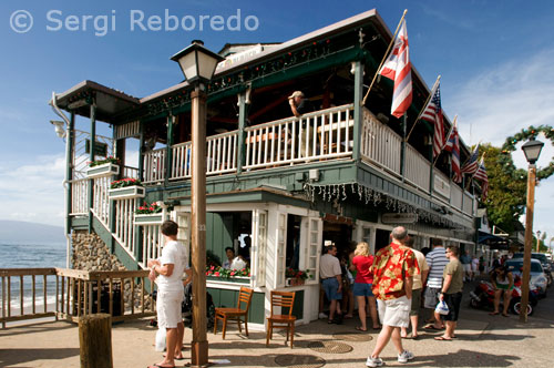 Lahaina. Su hermoso distrito histórico ha sido nombrado Hito Histórico Nacional gracias a la gran cantidad de edificios restaurados pertenecientes al siglo XIX. Maui  Las marejadas ciclónicas son un fenómeno causado por una baja presión extrema y vientos fuertes alrededor del ojo del huracán o tifón que hacen que el agua “crezca” a niveles mayores de lo esperado. El Inmenso oleaje impacta en la tierra causando daños importantes en las zonas costeras. Esta crecida puede provocar inundaciones severas en las zonas cercanas a la costa, especialmente cuando ya en el lugar había marea alta normalmente. Cuanto más fuerte sea la tormenta y más bajas las tierras de la costa, peor será el daño. Esta marejada es la clase más peligrosa de huracanes. Un ciclón tropical profundo es normalmente diferenciado en términos de la velocidad del viento, pero las inundaciones costeras causan muchas más muertes que los vientos fuertes. Los botes se separan de sus amarres, postes del servicio público y demás despojos vuelan con el huracán y terminan destruyendo edificaciones que no fueron destruidas por la fuerza de los vientos del propio huracán. Incluso sin la fuerza de los despojos, el agua misma tiene el poder suficiente para destruir. Dos huracanes, (Iwa e Iniki) dejaron desolación y muerte a su paso por el estado. El huracán Iwa azotó las islas de Niihau, Kauai y Ohau el 23 de noviembre del año 1982. Fue un huracán de categoría 1 en la escala de huracanes de Saffir-Simpson. Iwa fue el mayor huracán que sufrió Hawaii desde que se convirtió en estado, en 1959. El huracán Iniki fue el huracán más poderoso y destructivo que azotó a Hawaii en su historia. El ojo del huracán devastó la isla de Kauai el 11 de septiembre de 1992, y fue un huracán categoría 4, causando seis muertes y alrededor de 1.8 billones de dólares en daños.