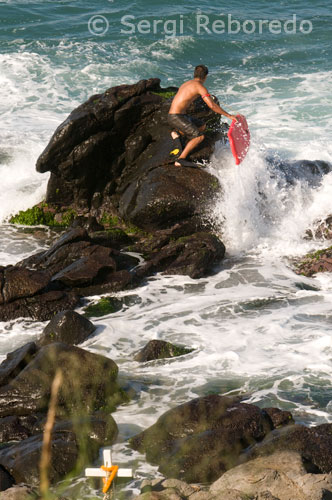 Ho'okipa Beach, one of the best beaches where surfing and bodysurfing. Some warn of danger crosses. Maui. Native Hawaiians seeking sovereignty in recent years, a major political issue has been achieving some form of sovereignty for Native Hawaiians. The control of about two million acres of land is still in play. In 1996, about two hundred thousand indigenous descendants of islanders voted to establish some form of autonomy. In August 1998, on the 100th anniversary of the addition of Hawaii as a U.S. state, some demonstrators marched in Washington DC, demanding complete sovereignty of the federal government. In July 2000, the movement received support in the form of a bill that was introduced by Senator Daniel Akaka Hawaiian. This project required to be allowed Native Hawaiians to form their own government and have a legal status similar to that of American Indians.