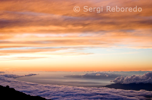 Haleakala National Park. Views from the viewpoint of Leleiwi. Maui. ig Island of Hawaii: 13,796 foot Mauna Kea Mauna Loa 4.205 meters 4.169 meters 13,679 feet 8,271 feet Hualalai Kaumu 2.521 meters or 1.670 meters Kaleihoohie Kilauea 5,480 feet (Uwekahuna) Kilauea 4,093 feet 1.248 meters (Halemaumau Rim) 3,660 feet 1.116 meters Maui: Haleakala (Red Hill) 10,023 foot Haleakala 3.055 meters (Kaupo Gap) 2.500 meters 8,201 feet 5,788 feet Puu Kukui Iao Needle 1.764 meters 686 meters 2,250 feet Oahu: Kaala 4,003 feet Puu Kalena 1.220 meters 1.068 meters Konahuanui 3,504 feet 3,150 feet 2,013 feet 960 meters 614 Tantalus Olomana meters 1,643 feet Koko Crater 501 meters 368 meters 1,208 feet 1,186 feet Nuuanu Pali Lookout Diamond Head 361 meters 232 meters 760 feet Koko Head Punchbowl 642 feet 500 feet 196 meters 152 meters Kauai: Kawaikini 5,243 feet 5,148 feet 1.598 meters 1.569 meters Waialeale Kalalau Lookout 1.256 meters 4,120 feet 2,297 feet 700 meters Haupu Molokai: Kamakou Olokui 4,961 feet 4,606 feet 1.512 meters Kalaupapa Lookout 1.404 meters 488 meters 1,600 feet Lanai: 3,366 feet Lanaihale Niihau 1.026 meters: 381 meters 1,250 feet Paniau Kahoolawe: Moaulanui Puu Puu 452 meters 1,483 feet Moaulaiki 437 meters 1,434 feet