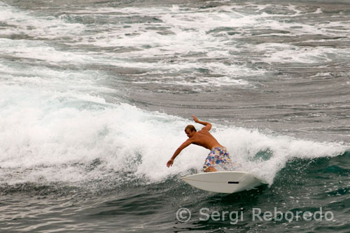 Ho'okipa Beach, On Una de les millors platges Practicar el surf. Volcans Submarins Formada Per Les Illes hawaianes Formaré s'uneixi Partir de l'Activitat volcànica, El Que fill SIGNIFICA Que els Muntanyes submergides Pic d'enormes A El Oceà, Que al seu torn Erupcions Volcàniques de NÉIXER gegantines. Els si troben Volcans Actius Avui en dia i La Creació de Noves Pot Ser presenciada terra a la Gran Illa de Hawaii. Les Muntanyes Altes número Més ALGUNS ES troben a l'Illa Gran més. Mauna Kea Aconsegueix els 4.205m (13.796 peus) i Mauna Loa 4.169m (13.679 peus) Sobre el Nivell del mar. La Elevació de Mitjana al Estat de Hawaii és de 923 m (3.030 peus) Sobre el Nivell del mar. Hawaii és L'Estat número Quaranta-tres en els Estats CINQUANTA Dins Mida Que els Estats Units conformen, Endavant de Rhode Island, Delaware, Connecticut, Nova Jersey, Nova Hampshire, Vermont, Massachusetts, i. La superfície total és de Hawaii de 16,635 km2 (6,423 Milles quadrades) i 11.675km2 (4,508 Milles quadrades) que el bloc Aigua Cobertes per. 1.207 quilòmetres és total de la costa (750 milles). El Riu és El llarg Més Kaukonahua, a Oahu, els sistemes de 53 quilòmetres (33 milles) de llarg. La Cascada d'Aigua Més Gran és Kahiwa, de 533m (750 peus), ubicada a Molokai. IGP és la locació de Hawaii: 21 ° 18'41 "N, 157 ° 47'47" O Classificació Per Mida de les Illes de la Gran Illa de Hawaii: 4.038 Milles quadrades (10.458 km2), Maui: 729 Milles quadrades (1,888 km2) Oahu: 607 Milles quadrades (1,572 km2) Kauai: 551 Milles quadrades (1,427 km2), Niihau: 72 Milles quadrades (186 km2), Kahoolawe: 45 Milles quadrades (116 km2)