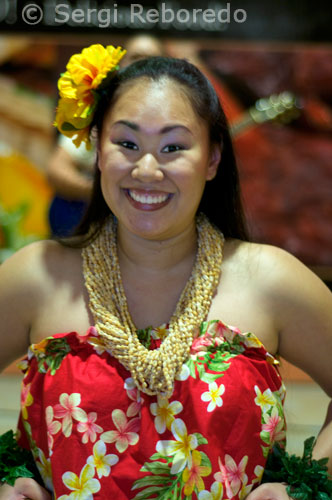 Hula dancer. Honolulu. O'ahu. Hawaii - A truly romantic place to get married if you are planning a wedding, consider the stunning beauty of Hawaii as the setting for their wedding. Hawaii is considered by many as the most romantic place on earth. The islands offer a perfect place for the wedding and honeymoon, all in one place! Seal vows in the sand and depart on a cruise, or stroll along the beach with his new partner as they contemplate the future. Whether you celebrate their union in Oahu, Kauai, Maui, Lanai, Molokai or the Big Island of Hawaii, is in no doubt that you will have an incredible memory of that happy experience in the islands. Here we give you some phrases that can serve as inspiration for your wedding day, or for use on the invitations: