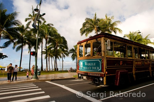 Waikiki Trolly, autobús turístico que circula entre Waikiki y Honolulu. O’ahu. Cómo solicitar la Licencia Matrimonial  (Cortesía del Departamento de Salud de Hawaii) 	•	Los novios deben acudir a solicitar la licencia matrimonial. No serán aceptados los terceros o delegados. 	•	Los novios deben estar preparados para proveer las pruebas necesarias de edad, y presentar cualquier requerimiento escrito. 	•	Todos los documentos necesarios deben obtenerse previamente, antes de acudir a solicitar la licencia de matrimonio. 	•	Los novios deben preparar los papeles necesarios en persona con el representante de licencias matrimoniales. Las aplicaciones deben ser provistas por el representante legal o bajadas del sitio web del Departamento de Salud de Hawaii. La aplicación no será aceptada si se envía por correo postal o vía e-mail. 	•	La licencia de matrimonio es decretada al momento de solicitarla. 	•	La licencia de matrimonio cuesta US$ 60.00, y se abona en efectivo al momento de solicitarla. 	•	La licencia de matrimonio será válida en todo el estado de Hawaii 	•	La licencia de matrimonio expira 30 días después de ser solicitada, pasado ese tiempo, carece de valor. 	•	Si no contrae matrimonio durante esos 30 días, regrese la licencia en el sobre que ha sido provisto para usted por anulación.