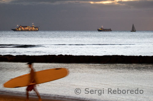 Surf and cruises, two of the most repeated words in the beaches of Waikiki Beach. O'ahu. Hawaii is one of the most diverse in the world in terms of race, there is no majority, all are minorities. In the 2000 Census, over 20% of the population was awarded multi-racial background, a much higher percentage than in any other state. You will find a variety of ethnic groups in Hawaii, including Hawaiian, Portuguese, Chinese, Korean, Vietnamese, Caucasian and Japanese. More than half of Hawaii's population is at least in part Asian, almost the same percentage of Caucasians and fourth claims to have Hawaiian ancestors. As Hawaii has become home to many ethnic groups in the past 200 years, each of them has added elements of their own culture to local life. Today, Hawaii's contemporary culture is a mixture of different ethnic groups that make up its population.