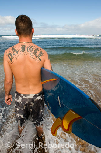 Surfista en la playa de Ali’i Beach Park. Haleiwa. El lugar en el que usted se encuentre en las islas puede hacer la diferencia en referencia al clima. La cara este, o zona de sotavento, en cada isla es usualmente la parte más fría, ventosa y húmeda; mientras que la cara oeste, o zona de Barlovento, es seca y cálida.  Hawaii es uno de los lugares más verdes de la tierra gracias a sus lluvias. Cada día llueve en alguna parte de las islas y es común ver lloviznas mientras el sol brilla intensamente. El cráter volcánico del monte Waialeale en la isla de Kauai recibe un promedio de 1.234 cm (486 pulgadas) de precipitaciones al año y es considerado ¡el lugar más húmedo del mundo! En contraste, hay algunos lugares de las islas que reciben 15.2cm (6 pulgadas) o menos de precipitaciones anuales. Hilo, en la isla de Hawaii, es la ciudad más húmeda de los Estados Unidos con 330 – 508 cm (130 – 200 pulgadas) de lluvias por año. En las islas es muy común la lluvia en forma de bruma, conocida como “kilihune” en hawaiano, perfecta para refrescarse.