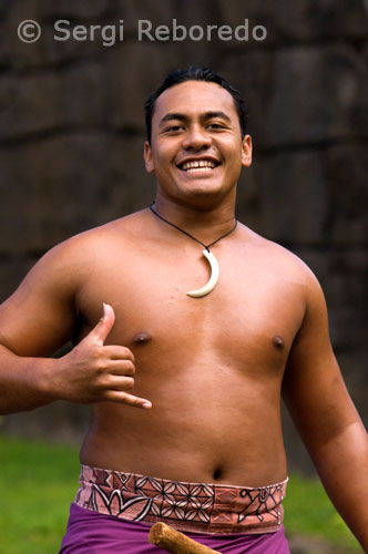 Espectáculo central en uno de los lagos llamado Rainbown of Paradise en el cual desfilan canoas entonando cantos, bailes y artes marciales de cada país, en este caso un habitante de Samoa, vestido con una falda llamada lavalava. Polynesian Cultural Center. O’ahu. En Hawaii usted puede experimentar la naturaleza, los pueblos pintorescos, la vida en la ciudad y los lujosos centros comerciales. Sumérjase en el océano color turquesa y también en la rica cultura de las islas. Las posibilidades son infinitas, y con todo lo que usted descubrirá en estas increíbles islas, se dará cuenta que no es suficiente visitarlas una sola vez. Las actividades varían desde excursiones por aire y tierra, shows nocturnos, surf, buceo, museos; siempre disfrutando del mejor arte culinario del Este y Oeste, entre otras cosas más. No olvide experimentar un Luau; es una de las actividades imperdibles para los visitantes de Hawaii.