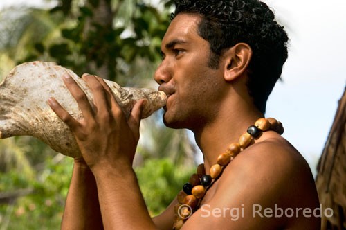 Antiguamente los habitantes de Tonga utilizaban las caracolas para avisarse entre ellos. Polynesian Cultural Center. O’ahu. Hawaii es un destino de ensueño para muchas personas alrededor del mundo. Millones viajan cada año a las islas para disfrutar de sus vacaciones en un paraíso; otros tantos hacen de Hawaii su hogar definitivo. Hay seis islas principales: Oahu, Kauai, Maui, la gran isla de Hawaii, Molokai y Lanai. Cada una es diferente y representa la belleza de Hawaii en una manera única e inolvidable. Hawaii lo tiene todo: Desde lagunas tropicales de azul intenso, playas de arenas blancas, preciosas cascadas, vegetación exuberante y serenas montañas, hasta volcanes activos y nieve (¡aunque parezca increíble!)