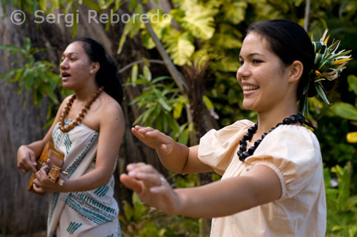 Bailando el Hula, música tradicional hawaiana. Polynesian Cultural Center. O’ahu. Desde entonces, muchas cosas han cambiado en estos cuatro kilómetros de arena blanca. En verdad, ya partía con una idea preconcebida de lo que esperaba encontrarme, y en cierta manera y a primera vista, todo parecía darme la razón. Gigantescos hoteles acristalados compitiendo por alojar los miles de turistas occidentales que llegan en tropel cada día, ya sea en avión o en crucero, como viaje de novios o para celebrar el fin de año, cualquier excusa es buena para venir a la playa más fashion del planeta. En la arena, los occidentales se tuestan al cálido sol, mientras los turistas orientales prefieren los cursos de surf o navegar en barcos de vela. 