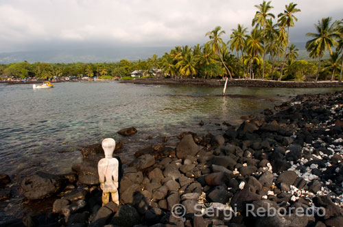 Imágenes de madera Ki’i cercanas al agua advertían de que el atracadero de canoas en la playa era para el uso exclusivo del jefe y sus asistentes. Pu’uhonua o Honaunau Nacional Historic Park. Big Island. Al día siguiente decido recorrer la parte oeste de la isla y comienzo por un poco de kayak en el mejor de los lugares posibles de esta isla, el Kealakekua Bay, lugar donde murió el Capitán Cook y que hoy representa una de las zonas de mayor vida marina, resultando ser excelente para practicar submarinismo y el buceo. No muy lejos, en Ho’okena, se encuentra la representación más explicita de cómo un volcán puede devastar todo un pueblo. 