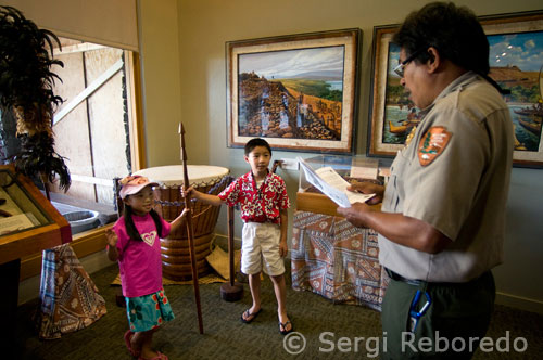 Pu’ukohola Heiau Nacional Historic Site, el lugar donde Kamehameha I construyó el último templo de la isla antes de conseguir toda la unificación. Jóvenes turistas jurando una hipotética constitución en la que se comprometen a respetar el lugar y la naturaleza. Los científicos creen que los primeros habitantes del archipiélago se establecieron sobre el siglo IV y V. De cómo llegaron hasta aquí hay muchas hipótesis, aunque no se sabe a ciencia cierta como sucedió. Desde lo que hoy en día conocemos por Hawai había una distancia de 3200 kilómetros hasta la isla habitada más cercana. Esta primera travesía habría requerido una importante destreza náutica, así como, la fabricación de enormes cayucos capaces de recorrer tan largas distancias huyendo de hambrunas o guerras existentes en aquel momento. 