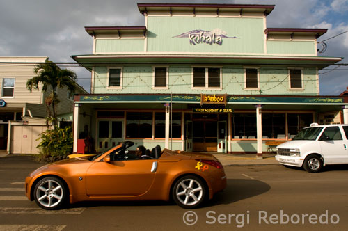 Hawi is the northernmost town. Their wooden houses painted in bold colors will transform the atmosphere of the seventies, when the town was a thriving place fully dedicated to sugar cane. Big Island. A massive stone wall, built around 1550 and still standing, separates Pu'uhonua actual land. There was, however, the stone wall that gave sanctity to the area, were the bones of 23 Hawaiian chiefs who once rested there. Nearby, two statues carved in wood Kii stand guard over the tomb containing the bones. They are not the only ones, others closer to the water warn the canoe dock on the beach was for the exclusive use of the chief and his assistants. Next to the royal gardens, a pool called Heleipalala, with spring water and salt water containing fish to feed the ali'i. In the area there are also some Halau cabin where you hung sheets that were used to guide the fish to shallow waters, a fishing method called hukilau.