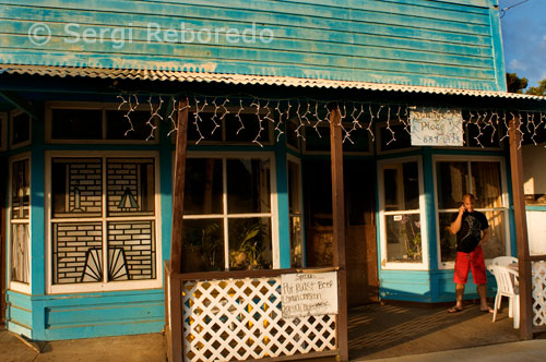 Hawi es el pueblo más norteño. Sus casas de madera pintadas en colores atrevidos te transforman a una atmósfera de los años setenta, cuando el pueblo era un lugar prospero dedicado en pleno a la caña de azúcar. Big Island. Después de este rey, cinco sucesores –de igual nombre, Kamehameha- gobernaron el reino tras su muerte, en 1819, hasta el final de la dinastía, en 1872. En 1820 los primeros misioneros americanos llegaron desde Boston para cristianizar la isla, y en 1835 se fundó Koloa Plantation, la primera plantación de caña de azúcar. El rey Kamehameha III sucumbió ante las presiones de los misioneros yanquis y permitió que los residentes extranjeros votarán en las elecciones, e incluso negoció con ellos la anexión de su nación en condiciones que por lo menos permitieran la supervivencia de los hawaianos. Su trono fue sucedido por dos gobernantes, ambos sobrinos suyos, que trataron de disminuir la influencia estadounidense entablando lazos con Japón. 