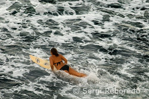 Playa de Honoli’i donde la mayoría de practicantes al surf son mujeres, incluso existe una escuela, la Big Island Girl Surf, que les da clases a las novicias. Big Island.