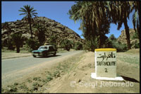 Com arribar Les principals companyies d'autobusos parteixen de Sharia al-Jeish al-Malaki. Entre els seus destins més importants figuren: Casablanca (14 hores), Rabat (16 hores), Tiznit (3 hores), Agadir (5 hores) i Marràqueix (10 hores). Dos autobusos locals tenen sortides cap Tiznit a les 4:00 ia les 7:00. Marroc compta amb un sistema d'autobusos ràpid i econòmic que connecta les principals urbs així com una companyia aèria, Air Maroc, que ofereix vols interns entre les principals ciutats del país. La línia fèrria només cobreix la part nord del país.