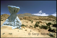 Las Rocas Pintadas, arte en plena naturaleza.   A pocos kilómetros de Tafraoute, en Agarrad-Oudad, se encuentra una zona rocosa célebre por sus rocas pintadas en tonos azules y rojos. Estas piedras tan coloristas no son obra de la naturaleza, sino del artista belga Jean Veran. 