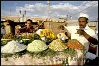 La mejor guía de Marrakech ¿Por qué? Porque cuando la gente habla de Marrakech lo describen como una sensación maravillosa y como una visita imprescindible. Nosotros te lo describiremos tan sólo como un viaje diferente y una perfecta alternativa a los viajes habituales pero también te contaremos los posibles puntos negativos del viaje, como el posible miedo o sensación de inseguridad que podáis tener una vez allí. La información y los datos prácticos han sido actualizados en marzo de 2012. Si encuentras algún error o ves algo que debiéramos cambiar, contacta con nosotros.