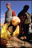 La Plaza Jemaa El Fna será el centro neurálgico de tu viaje a Marrakech, en Marruecos. La gran animación que hay, tanto durante el día como al anochecer, es en sí mismo un gran espectáculo. Si bien pasearás continuamente por esta plaza de enorme amplitud, una recomendación imprescindible  para tu visita de Marrakech es subir a una de las terrazas de los numeros cafés y restaurantes que la circundan para disfrutar de las mejores vistas panorámicas y de ese espectáculo desde otras perspectiva.