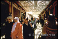 In these streets, where you're constantly jabbing with the great crowd of people that focuses on the souks, stalls with the widest range of products occur. There is virtually nothing you can dream can not find in the souks.