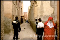 Els llocs de venda dels Socs obren d'hora i molts d'ells tanquen ja avançat el vespre. Aquests llocs, en general s'agrupen pels tipus de productes que venen. Així, veuràs zones on s'agrupen els argenters, els drapaires, els venedors de roba, els artesans de tot tipus d'especialitat, etc.