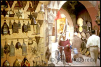 Otros Zocos son el denominado Chouari, donde encontrarás carpinteros y cesteros. O el famoso Zoco de los Tintoreros, con su gran colorido por las telas que se cuelgan para el secado. La forma más fácil de entrar en los Zocos de la Medina de Marrakech es hacerlo desde la misma Plaza Jemaa El Fna. Pero ten en cuenta que accedes a una zona donde es difícil ir a un sitio concreto, o localizar tiendas específicas.